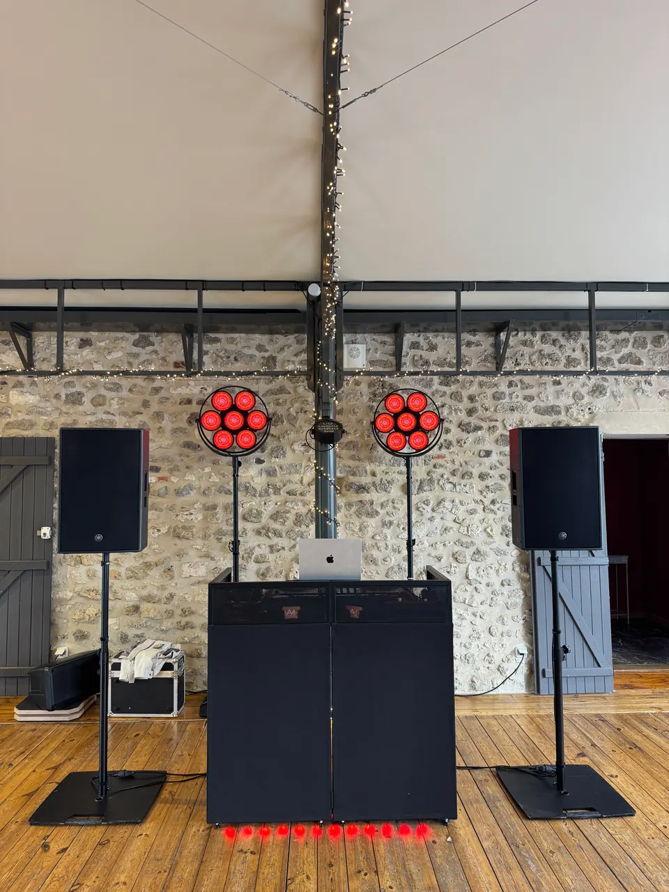 Sonorisation et éclairage installés dans une salle de réception